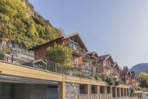 un edificio con balconi sul fianco di una collina di La Dolce Vista a Perledo