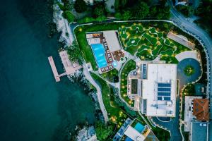 una vista aérea de un complejo junto al agua en Ikador Luxury Boutique Hotel & Spa en Opatija