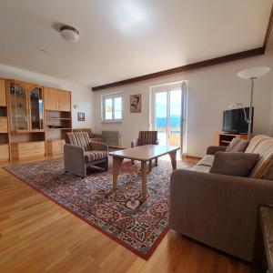 a living room with a couch and a table at Haus Kraller-Urlaub mit Seeblick in Millstatt