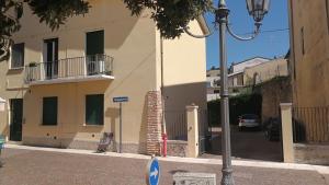 a street corner with a building and a street light at Appartamento Balconcino su Lazise in Lazise