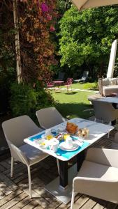 stół z tacą z jedzeniem na patio w obiekcie Hotel Villa Victoria w Nicei