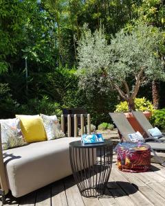 ein Sofa und einen Tisch auf einer Terrasse in der Unterkunft Hotel Villa Victoria in Nizza