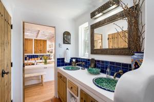 uma casa de banho com 2 lavatórios e um espelho em Luxury Private Villa in Santa Fe em Rancho Encantado