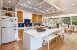 uma cozinha com electrodomésticos brancos e armários de madeira em Luxury Private Villa in Santa Fe em Rancho Encantado