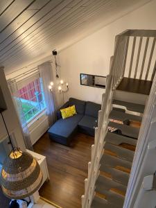 sala de estar con sofá azul y escalera de caracol en Apartment Suivakko, en Saariselkä