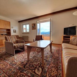 ein Wohnzimmer mit einem Sofa und einem Tisch in der Unterkunft Haus Kraller-Urlaub mit Seeblick in Millstatt