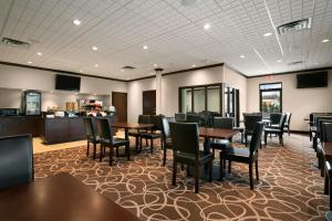 ห้องอาหารหรือที่รับประทานอาหารของ Best Western Plus Pitt Meadows Inn & Suites