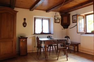 Westhoffenにあるle jardin du rempartの部屋にテーブルと椅子のあるキッチン