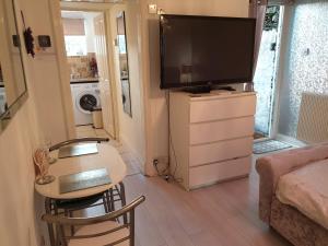 een kleine woonkamer met een tafel en een televisie bij Secret Retreat in Bowness-on-Windermere