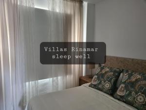 sypialnia z łóżkiem i oknem z białą zasłoną w obiekcie Adeje Penthouse by Villas Rinamar w Adeje