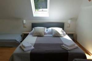 クリニツァ・ズドルイにあるWilla Astoriaのベッドルーム1室(大型ベッド1台、タオル2枚付)