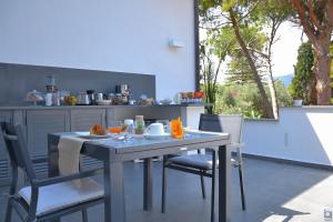 a table and chairs in a kitchen with a table and a window at B&b Mondello Resort in Palermo