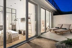 1 dormitorio con puertas correderas de cristal y sofá en ACRON suites & apartments, en Atenas 41 fotos más
