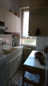 - une cuisine avec un évier et un comptoir dans l'établissement Villa ROSA, à Lissone