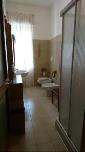 La salle de bains est pourvue de 2 lavabos, de toilettes et d'une douche. dans l'établissement Villa ROSA, à Lissone
