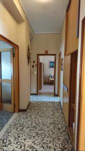 un couloir vide avec une porte et une chambre dans l'établissement Villa ROSA, à Lissone