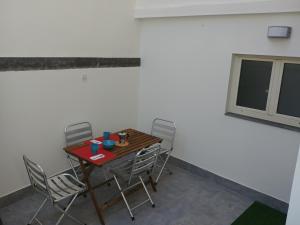 Casa Vacanze Sempreinsieme Santa Tecla في سانتا تيكلا: غرفة طعام مع طاولة وكراسي خشبية