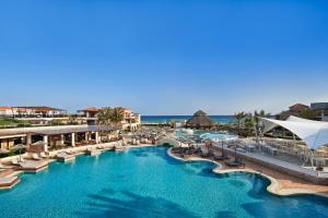 Bazén v ubytování Atlantica Caldera Palace nebo v jeho okolí