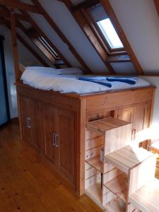 een bed op de zolder van een huis bij Rose Cottage studio in Sheffield