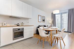 Kuchyňa alebo kuchynka v ubytovaní Apartments Varsovia Kasprzaka by Noclegi Renters