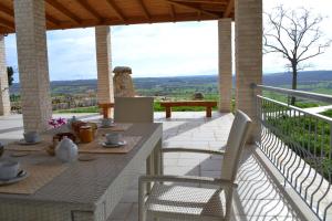 un tavolo e sedie su un patio con vista di Le Dimore della Via Lattea ad Alberobello