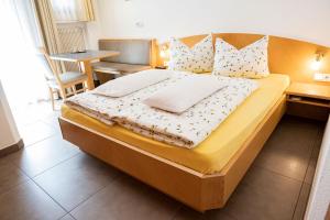 A bed or beds in a room at Garni Birkenau