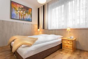 a bedroom with a large bed and a window at H&H Apartments im Herzen der Stadt teilweise mit Balkon ruhig zentral modern mit Küche in Greifswald