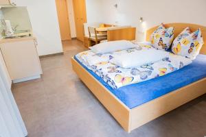 A bed or beds in a room at Garni Birkenau