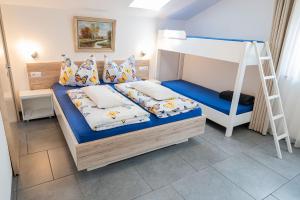 Ένα ή περισσότερα κρεβάτια σε δωμάτιο στο Garni Birkenau