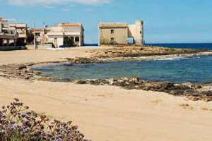 a beach with some houses and the ocean w obiekcie Casa malacala w mieście Calabernardo