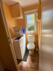 Ein Badezimmer in der Unterkunft MOBIL HOME 43 dans Camping 4 Etoiles