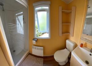 Ein Badezimmer in der Unterkunft MOBIL HOME 43 dans Camping 4 Etoiles