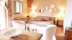 Ένα ή περισσότερα κρεβάτια σε δωμάτιο στο La Solina a Bibbona by Zoom In Earth