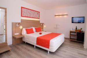 Cama o camas de una habitación en Cala Llenya Resort Ibiza