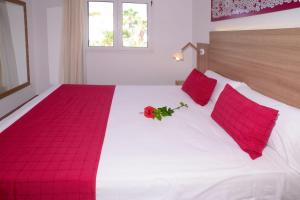 Cama o camas de una habitación en Cala Llenya Resort Ibiza