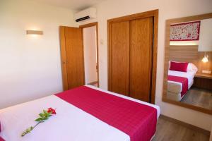 Cama o camas de una habitación en Cala Llenya Resort Ibiza