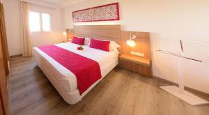 Cama o camas de una habitación en Cala Llenya Resort Ibiza