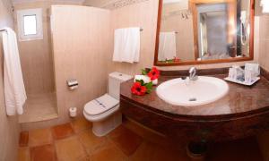 Un baño de Cala Llenya Resort Ibiza