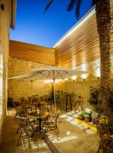 The Negev Hotel By Domus的庭院或其他户外区域