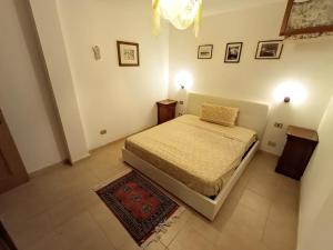 Dormitorio pequeño con cama y alfombra en B&B Il Marinaio, en Sassari