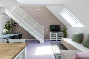 een woonkamer met een witte bank en een trap bij JULIUS 28 - Duplex apartment 5 mins to city center in Wenen