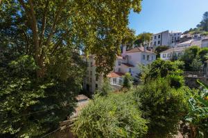 Blick auf einen Fluss mit Bäumen und Gebäuden in der Unterkunft Casa da Pendoa in Sintra