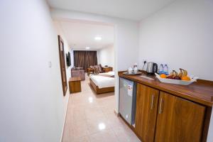 eine Küche mit Arbeitsplatte und ein Wohnzimmer in der Unterkunft Joar Beach Hotel in Aqaba