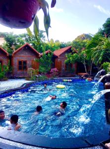 un grupo de personas en una piscina en Tam Coc Thanh Dat Homestay, en Ninh Binh