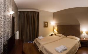 Postel nebo postele na pokoji v ubytování Achillion Hotel