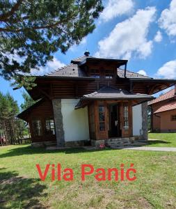 una casa in un giardino con le parole "panico da villa" di Vila Panić Zlatibor a Zlatibor