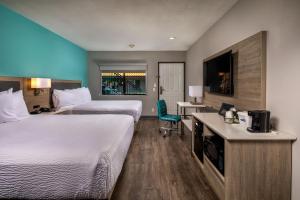 Postel nebo postele na pokoji v ubytování Travelodge by Wyndham LAX