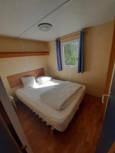 Säng eller sängar i ett rum på Camping Municipal La Prade