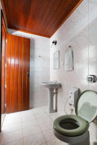 Um banheiro em Pousada Lago De Garda