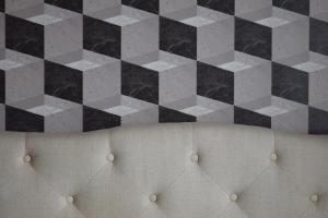 a room with a black and white checkered wall at Casa Basalto in Pachuca de Soto